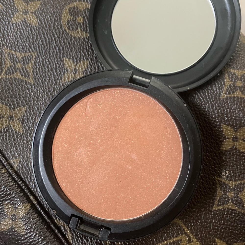 MAC Bronzing Powder - Picture 2 of 3
